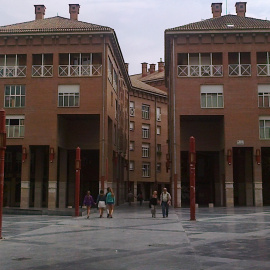 Las plazas que compró el consistorio en 1994 se encuentran bajo estos edificios de la plaza San Bruno, contigua a la del ayuntamiento.