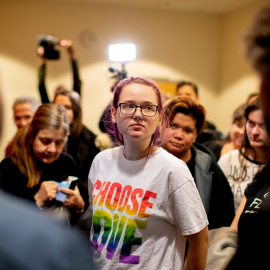 Elin Ersson, una joven sueca que detuvo un vuelo para evitar la deportación de un refugiado afgano, a la llegada del juicio en   Gotemburgo (oeste de Suecia). / REUTERS