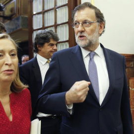 Mariano Rajoy, presidente del Gobierno en funciones, abandona el Congreso, junto a la presidenta de la Cámara, Ana Pastor. - EFE