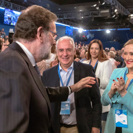 El presidente del Gobierno, Mariano Rajoy, saluda a la presidenta de la Comunidad de Madrid, Cristina Cifuentes, al comienzo del acto de clausura de la Convención Nacional del PP en Sevilla. EFE/Julio Muñoz: