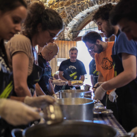 Voluntarios cocinando para los refugiados de la isla griega de Chíos.-PROYECTO ZAPOREAK