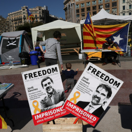 Pancartas con las fotos de los líderes de ANC, Jordi Sanchez, y de Omnium Cultural, Jordi Cuixart, en una protesta en Barcelona por el encarcelamiento de 'los Jordis'. REUTERS/Susana Vera