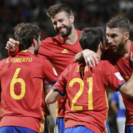 Los jugadores de la selección española celebran uno de los goles ante Liechtenstein. EFE/J.Casares