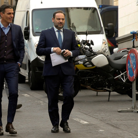 El presidente del Gobierno y secretario general del PSOE, Pedro Sánchez, con el secretario de Organización del partido y ministro de Fomento, José Luis Ábalos, a su llegada a la reunión de la Ejecutiva Federal de la formación. EFE/Ballester