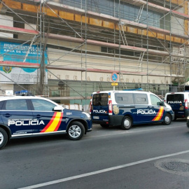 Coches de Policía ante la sede de la Tesorería de la Seguridad Social en Cádiz. E.P.