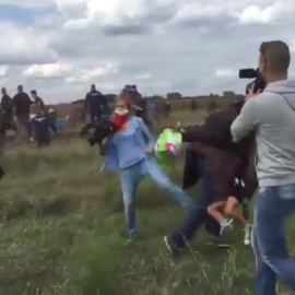 Imagen del momento en el que esta reportera parece que pone una zancadilla a un refugiado. El momento ha sido captado y subido a Twitter por el periodista Stephan Richter.