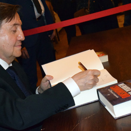 Jiménez Losantos, en Sigüenza, firmando ejemplares de su libro | Foto: Rubén Madrid
