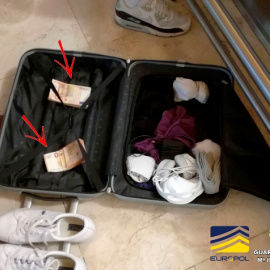 Maleta incautada por la Guardia Civil con billetes procedentes del narcotráfico. /GUARDIA CIVIL
