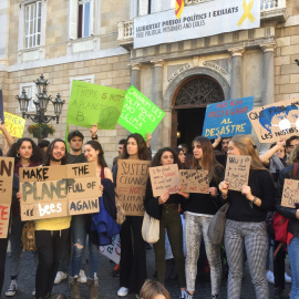 Joves protesten davant la seu de la Generalitat en contra del canvi climàtic. Irene Benedicto
