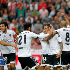 El delantero del Valencia Paco Alcácer (2ºd), felicitado por sus compañeros tras el gol