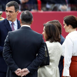 El presidente del gobierno Pedro Sánchez (i), en el madrileño Paseo de la Castellana, lugar en el que se celebra el desfile de la Fiesta Nacional, esta mañana en Madrid.- EFE/Ballesteros