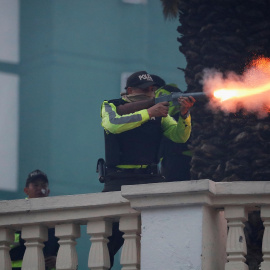 Un policía ecuatoriano dispara durante los altercados en el país. REUTERS/Carlos Garcia Rawlins