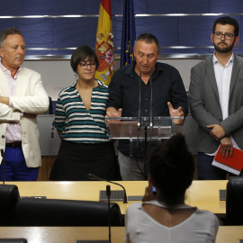 El portavoz en el Congreso de Compromís, Joan Baldoví (c), acompañado del resto de representantes del grupo; Enric Bataller (i), Marta Sorlí (2i) e Ignacio Candela (d), durante la rueda de prensa en la que ha explicado que Compromís ha reda