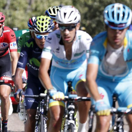 El ciclista holandés del equipo Giant, Tom Dumoulin,el italiano del equipo Astana, Fabio Aru, el colombiano del equipo Movistar, Nairo Quintana y el español del equipo Astana, Mikel Landa, durante la vigesima etapa de la Vuelta a España. EF