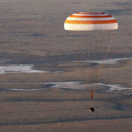 El módulo de aterrizaje del Soyuz TMA-19M aterriza a unos 150 km de Dzhezkazgan (Kazajistán). EFE