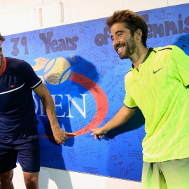 Feliciano López y Marc López posan en el muro de firmas del US Open tras ganar a los hermanos Bryan. /AFP