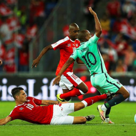 Granit Xhaka (i) de Suiza disputa el balón con Joao Mario (d) de Portugal. /EFE