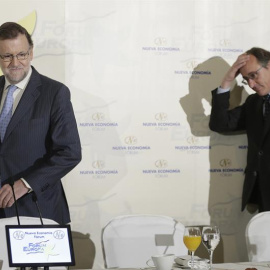 El jefe del Ejecutivo en funciones, Mariano Rajoy, junto a Alfonso Alonso, presidente del PP Vasco y candidato a Lehendakari, a quien ha presentado hoy en la conferencia que ha ofrecido en un desayuno de Nueva Economía Fórum. EFE/Emilio Nar