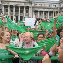 Cientos de mujeres se manifiestan frente al Congreso en Buenos Aires, Argentina, para pedir que los senadores y diputados debatan un proyecto de ley que garantice el aborto seguro, legal y gratuito en todo el país. EFE