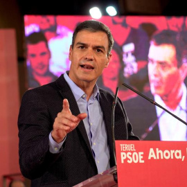 10/10/2019.- El presidente del Gobierno en funciones, Pedro Sánchez, interviene en un acto de precampaña electoral celebrado este jueves en Teruel. EFE/ Antonio García