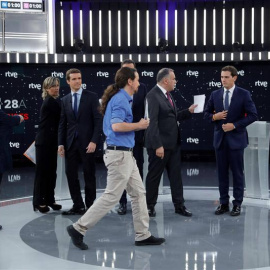 Los cabezas de lista del PP, Pablo Casado (3i); Cs, Albert Rivera (d); y Unidas Podemos, Pablo Iglesias (c), antes del comienzo del primer debate a cuatro en TVE. (JUANJO MARTÍN | EFE)