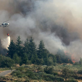 Un helicóptero intenta sofocar el incendio de Muiños, en Ourense, donde se ha decretado la situación 2 por la proximidad a las viviendas/EFE