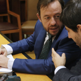 El portavoz de Fiscalidad del grupo parlamentario de Ciudadanos, Francisco De la Torre, habla con el portavoz de Economía, Toni Roldán, del mismo partido en una imagen de archivo. EFE