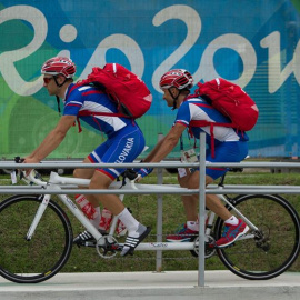 Unos ciclistas en un tándem entrenando en la Villa Paralímpica de Río. /EFE