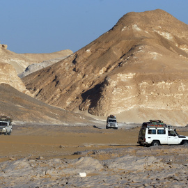 Algunos coches cruzan el desierto egipcio y el Oasis de Bahariya , al suroeste de El Cairo./ REUTERS