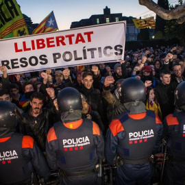 Agentes antidisturbios de los Mossos d'Esquadra se han desplegado frente al Parlament. - EFE