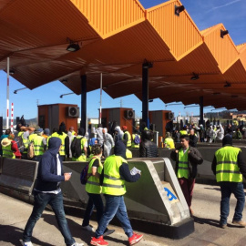 Activistes dels CDR, en una protesta en un peatge d'una autopista catalana