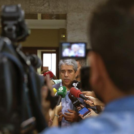 El diputado de CDC Francisco Homs contesta a las preguntas de los periodistas tras solicitar en el registro de la Cámara Baja la comparecencia en el Congreso de los Diputados de la Fiscal General del Estado, Consuelo Madrigal.- EFE/Emilio N