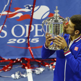 Novak Djokovic besa el trofeo de campeón en el Open USA. / CJ GUNTHER (EFE)