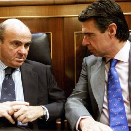 Foto de archivo del ministro de Economía, Luis de Guindos, junto al exministro de Industria, José Manuel Soria, en el Congreso. EFE