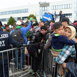 Refugiados hacen cola en la frontera entre Hungría y Austria, en Heiligenkreuz (Austria. EFE)