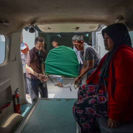 Fallecido por consumir alcohol casero contaminado en IndonesiaFamiliares de un fallecido por consumir alcohol casero adulterado introducen su cuerpo en una ambulancia. /REUTERS