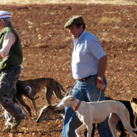Un grupo de galgueros durante una jornada de caza en Ciudad Real / EFE