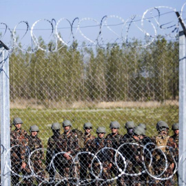 Soldados húngaros hacen guardia en Rozke, en la frontera con Serbia. / EFE