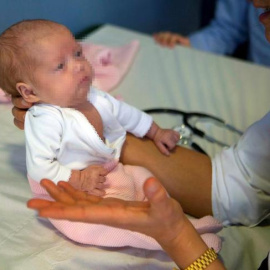 María, el bebé más pequeño del mundo en ser sometido a una ablación cardíaca. / EFE