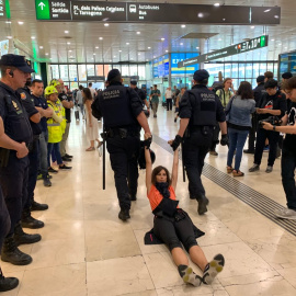 Dos mossos arrosseguen una activista dels CDR que formava part del bloqueig a l'Estació de Sants aquest diumenge al matí. Marià de Delàs