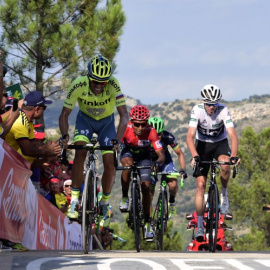 Contador y detrás Froome, Quintana y Chaves escalando el Mas de la Costa. /AFP