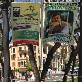 Carteles de los Premis Ones Mediterrània 2018 colgados en la Rambla Nova de Tarragona en estos días.
