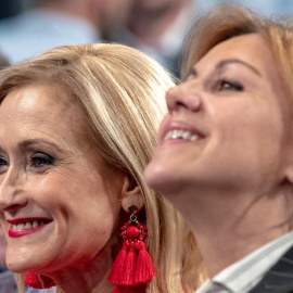 Cristina Cifuentes y María Dolores de Cospedal, en Sevilla. / EFE