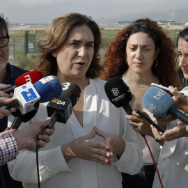 La alcaldesa de Barcelona, Ada Colau, se reunió esta mañana con el alcalde del Prat de Llobregat, Lluís Mijoler (i) y la número dos de En Comú Podem por Barcelona a las próximas elecciones del 10N al Congreso, Aina Vidal (3i), para abordar 