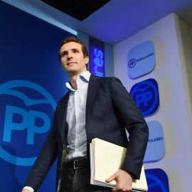 El vicesecretario de comunicación del Partido Popular, Pablo Casado, a su llegada a la rueda de prensa que ha ofrecido en la sede del partido, donde ha presentado toda la documentación sobre su máster de la Universidad Rey Juan Carlos. EFE/