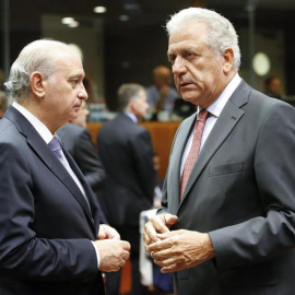 El ministro español del Interior, Jorge Fernández Díaz (izda), conversa con el comisario de Migración, Dimitris Avramopoulos, durante la reunión de los ministros de Justicia e Interior de la Unión Europea (UE) celebrada para abordar la cris