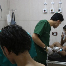 Médicos atienden a un niño afectado por el ataque químico. - AFP