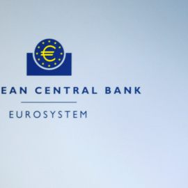 El presidente del BCE, Mario Draghi, con el vicepresidente Vitor Constancio, tras una de las ruedas de prensa mensuales en la sede de la entidad, en Fráncfort. REUTERS/Ralph Orlowski