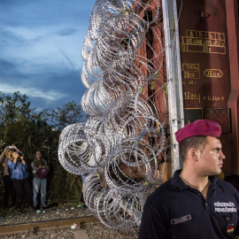 Un vagón equipado con alambre de púas en la frontera entre Hungría y Serbia. EFE