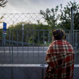 Una mujer observa la frontera entre Serbia y Hungría en Roszke. /EFE